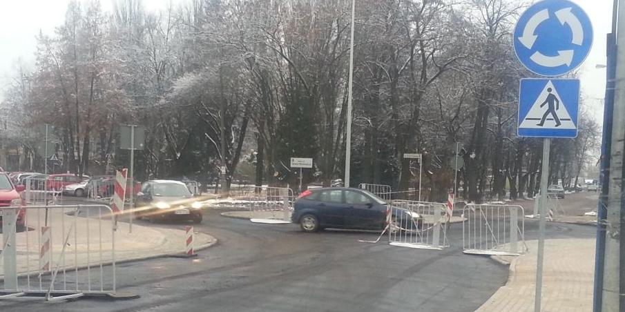 Samochody już jeżdżą po nowym rondzie (fot.jp) - fot. 