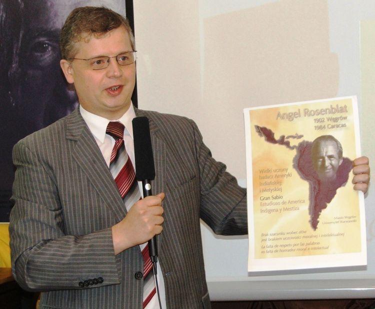 Projekt płyty, mającej upamiętnić Angela Rosenblata, 
zaprezentował burmistrz Jarosław Grenda na wrześniowych 
Europejskich Dniach Dziedzictwa w Węgrowie.   - fot. 