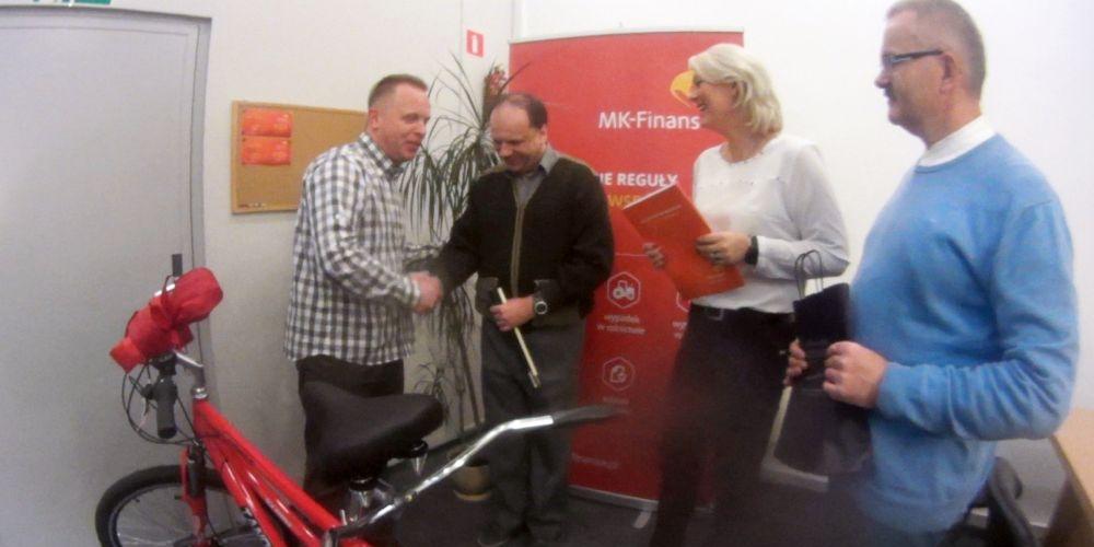 Moment przekazania roweru - fot. 
