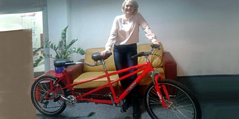 Taki rower otrzyma dziś „Bartek”! Do zdjęcia prezentuje go prezes zarządu MK-Finanse, Monika Korneć. Fot. Arch. MK-Finanse - fot. 