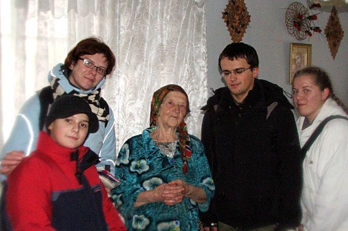 Harcerki i harcerze z Siedlec podczas wizyty u jednej z Polek z Równego, w ramach ubiegłorocznej Akcji Paczka. (Fot. PGL) - fot. 