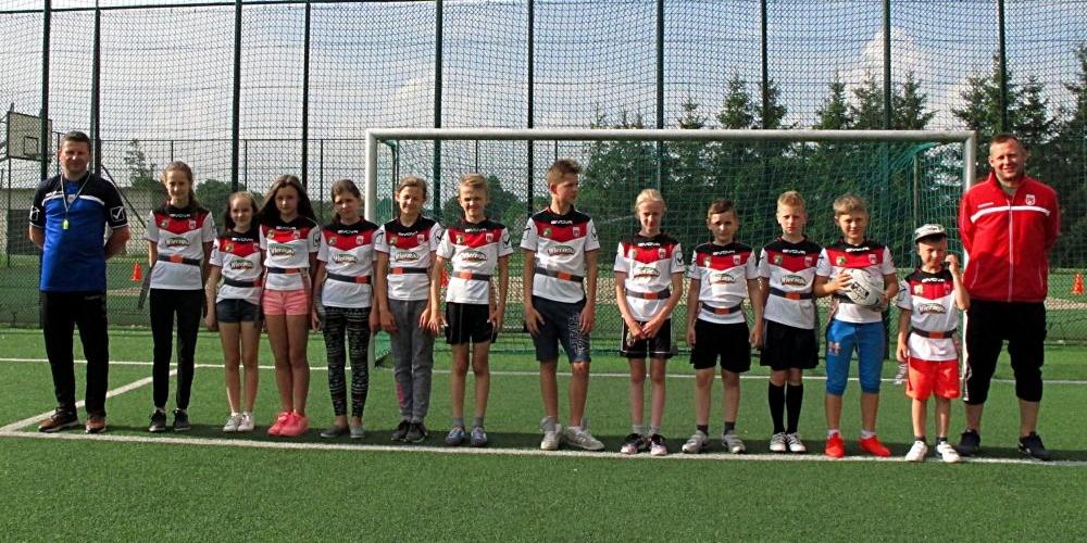 Reprezentacja młodych rugbystów i rugbystek z Trzebieszowa razem ze swymi szkoleniowcami. Fot. PGL