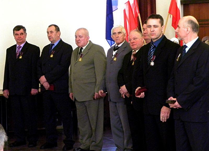 Ludowi artyści odznaczeni i wyróżnieni przez prezydenta RP oraz ministra kultury i dziedzictwa narodowego. Od lewej stoją: Mieczysław Gaja, Zenon Adamski, Henryk Izdebski, Tadeusz Lemieszek, Adam Wydra, Mieczysław Zawadzki Krzysztof Osak i Tadeusz Adamski - fot. 