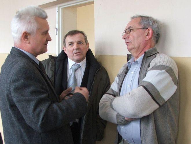 Negocjacje w szkole w Sadolesiu. 
Wójt Zdzisław Tracz i Klaus-Hinrich Glindemann. Między nimi radny Janusz Kibart. 
 - fot. 