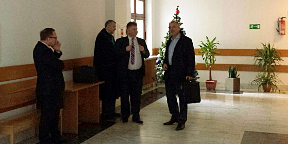 Na korytarzu sądowym w oczekiwaniu na rozprawę. Od lewej: wicestarosta Włodzimierz Wolski, radca prawny Stanisław Jędrzejkowski, starosta Janusz Kozioł i Grzegorz Gomoła. Fot. Piotr Giczela - fot. 