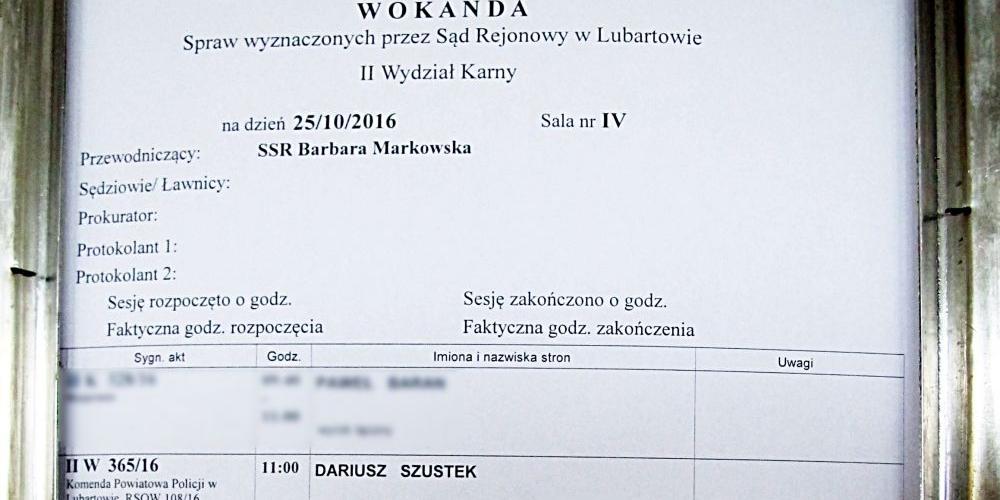 Wokanda z drzwi sali rozpraw Sądu Rejonowego w Lubartowie. Fot. PGL