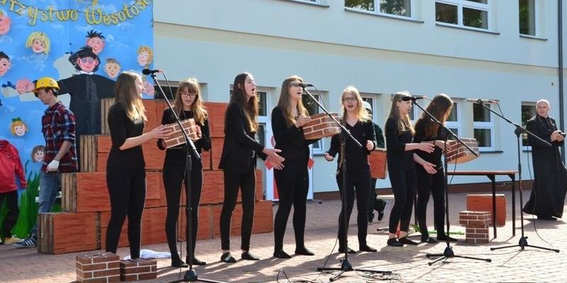 Inscenizacja związana z budową szkoły. Młodzież prezentuje ją w czasie Jesiennego Pikniku Salezjańskiego. Fot. Arch. Szkoły Salezjańskie - fot. Arch. Szkoły Salezjańskie