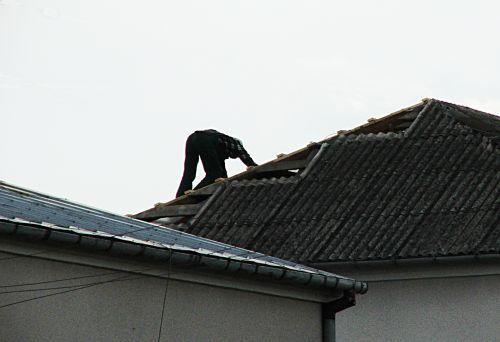 Prace przy demontażu eternitu na dachu jednego z domów przy ul. Sienkiewicza w Łukowie wykonała grupa mężczyzn bez zastosowania niezbędnych środków ochronnych. - fot. 