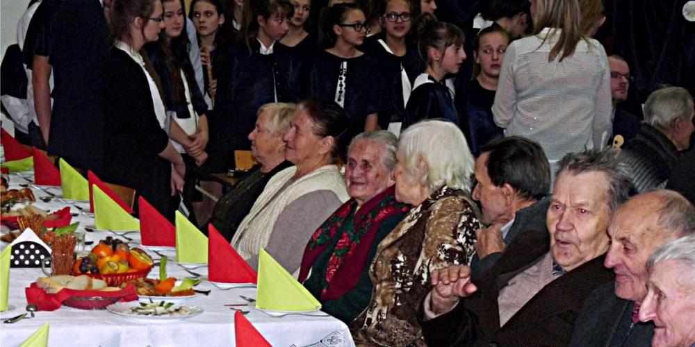 Młodzież dla seniorów... Spotkanie zorganizowane przez GOPS z Serokomli w tamtejszym Zespole Szkół. Fot. Arch. GOPS w Serokomli - fot. 