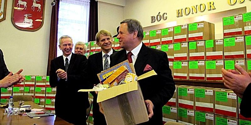 Symboliczne przekazanie paczki dla Polaków z Ukrainy na ręce konsula Krzysztofa Świderka. Od lewej stoją: senator PiS - Stanisław Gogacz, radny Rady Miasta Łukowa - Edward Leśniak, burmistrz Łukowa - Dariusz Szustek. Fot. PGL - fot. 