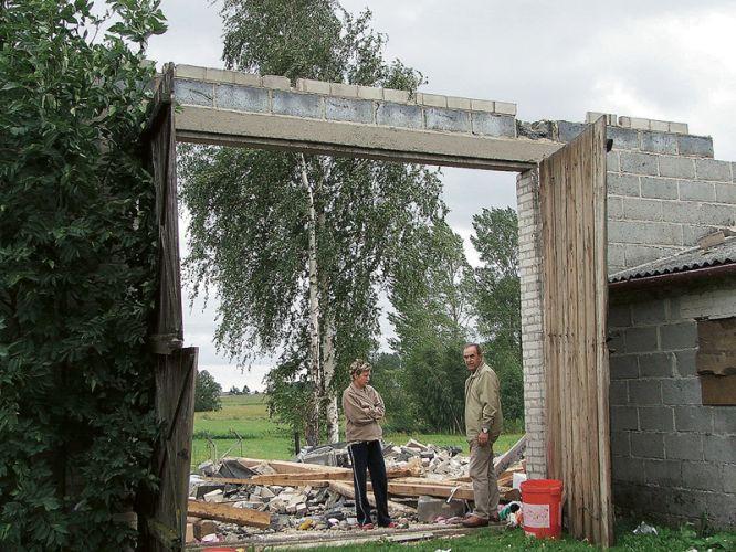 - Tu nie ma już czego ratować – mówi wójtowi Czesławowi Zalewskiemu Beata Kalupa z Seroczyna - fot. 
