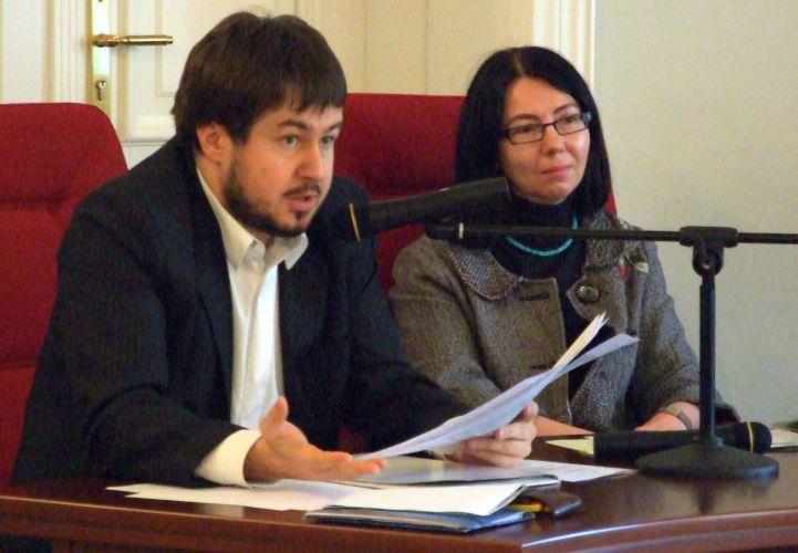 Dr Tomasz Rokosz i prowadząca konferencję dr Elżbieta Kur, fot. Ana - fot. 