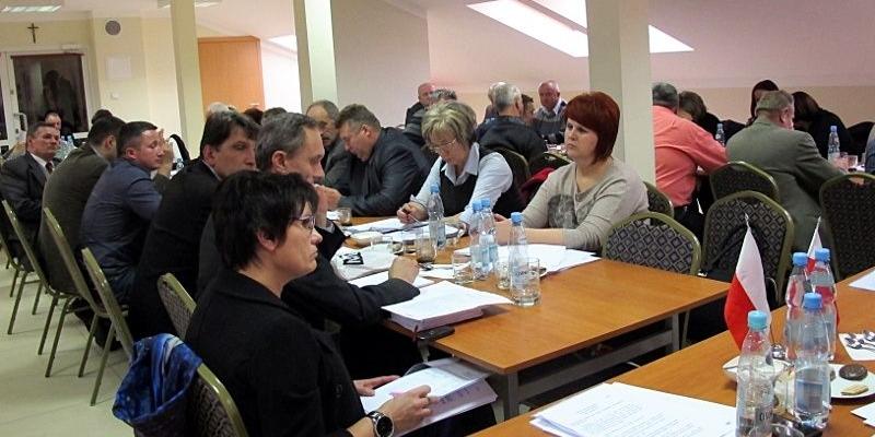 Rada Gminy Krzywda na chwilę przed zarządzenie przez przewodniczącego głosowania w sprawie podatków lokalnych. Fot. PGL - fot. 
