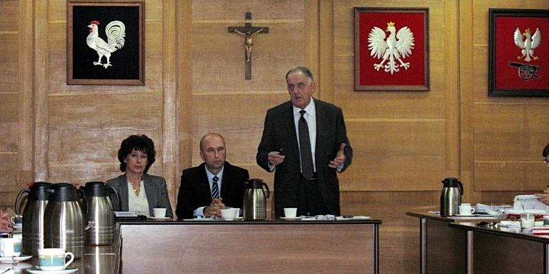 Burmistrz Stoczka Łukowskiego, Ireneusz Szczepanik, przekonuje do konieczności podwyżki podatków. Fot. JP - fot. 