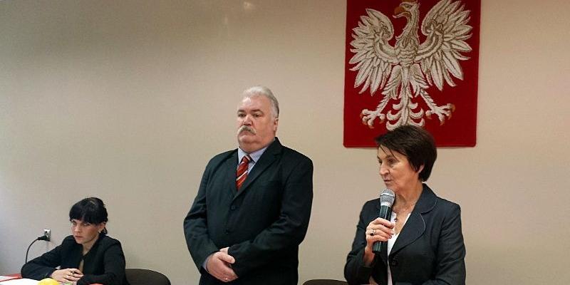 Na sesji Rady Miasta i Gminy w Łosicach. Pierwsza z prawej poseł S. Prządka. Obok niej stoi przewodniczący Rady, Z. Jaszczuk. Fot. MC - fot. 