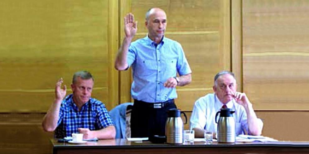 – Sesja Rady Miasta Stoczka Łukowskiego, na której przegłosowano podwyżki diet dla radnych. Kto jest „za”? Na zdjęciu od prawej: burmistrz I. Szczepanik, przewodniczący Rady Miasta Krzysztof Czub i wiceprzewodniczący Artur Piskorz. Fot. PGL - fot. 