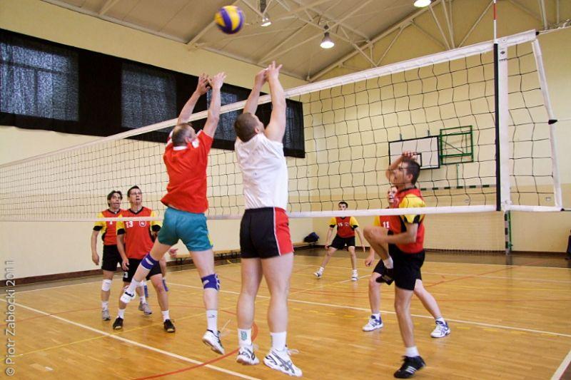 Mecz zawodników „Gminy Łuków” (po prawej) z reprezentacją GKS „Armaty Stoczek Łukowski” (po lewej). Fot. Piotr Zabłocki - fot. 