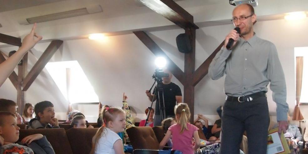 Podczas spotkania w sali audiowizualnej gościnnego Muzeum Regionalnego dzieci zadawały Jarosławowi Siekowi mnóstwo pytań. Fot. Ana