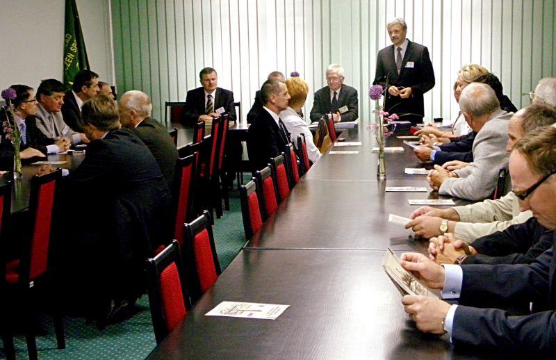Posiedzenie Siedleckiej Rady Biznesu w sali konferencyjnej Oddziału ZUS. Stoi dyrektor Oddziału ZUS Kazimierz Sujka, na lewo od niego przewodniczący Rady, Aleksander Jonek. Fot. PGL - fot. 