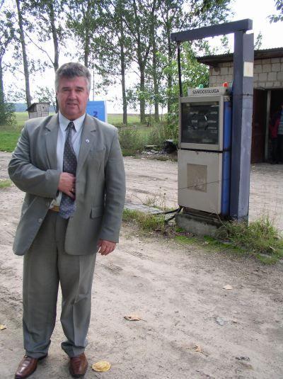 Kazimierz Sionek, wójt gminy Parysów, na tle stacji paliw, którą 8 lat temu wydzierżawił. Teraz odpowiada za to przed prokuraturą. - fot. 