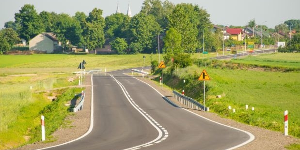 Na wyremontowanej drodze do Wojcieszkowa. Fot. Arch. Skanska - fot. 