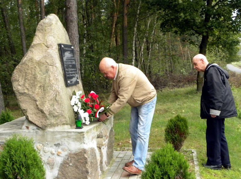 Synowie kpt. Józefa Skibińskiego, (od lewej) Rafał i Michał Skibińscy składają kwiaty pod obeliskiem, upamiętniającym katastrofę z 9 września 1939 r. Fot. PGL - fot. 