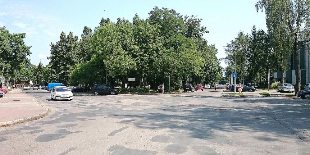 W tym miejscu łączą się ulice Księdza Bosko i Armii Krajowej. Tu petenci Urzędu Miasta, Starostwa Powiatowego, interesanci kierujący się do Sądu i Prokuratury Rejonowej mijają się z klientami „Biedronki”. Fot. J. Pycka - fot. 
