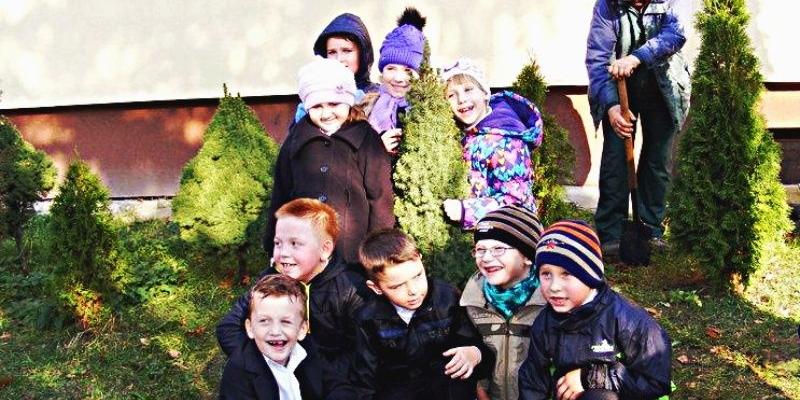 Pierwszoklasiści przed swoją szkoła posadzili drzewko. Fot. Arch. ZS w Krynce - fot. 