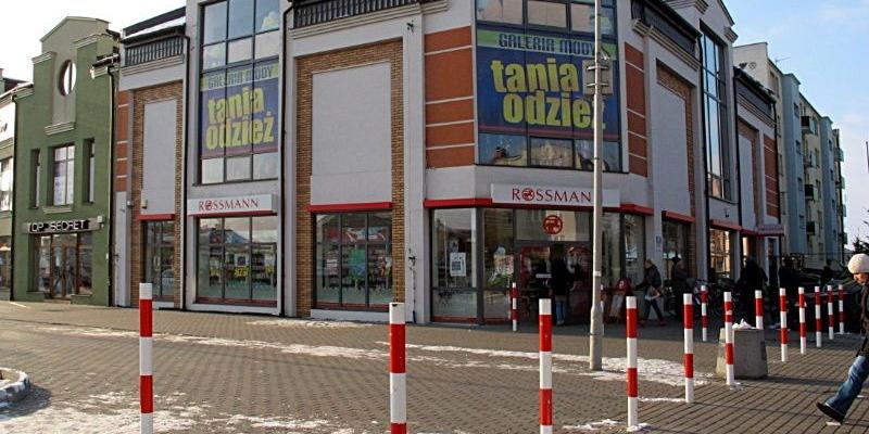 Łuków, ul. Przechodnia. Czy te słupki stwarzają zagrożenie? A może przechodzącym tamtędy pieszym zapewniają bezpieczeństwo? Fot. PGL - fot. 