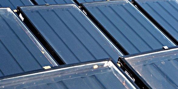 Panele solarne do podgrzewania energią słoneczna. Część mieszkańcy Borowia przekonała się do nich dopiero, gdy pierwsze zainstalowano u ich sąsiadów, a z kranów w ich mieszkaniach popłynęła gorąca woda. Za darmo!. Fot. freeimages.com - fot. 