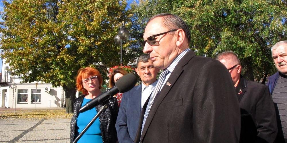 Przewodniczący NSZZ „S” Oddziału Łuków na konferencji ogłasza, że w mieście jego związek nie poprze kandydata PiS-u. Fot. PGL