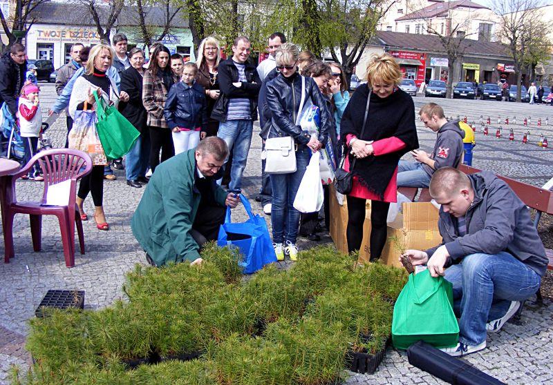 Przewodniczący Zarządu Powiatowego PO, Krzysztof Tymoszuk (wkładający sadzonki do eko-torby, znajdujący się z lewej strony) też wziął udział w ekologicznej akcji. Fot. A. Czubaszek - fot. 