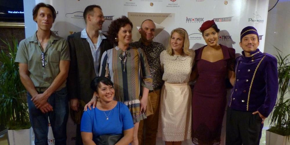 Zdjęcia po spektaklu na ściance publiczności z aktorami są miłym zakończeniem wieczoru w teatrze, fot. Aneta Abramowicz-Oleszczuk 