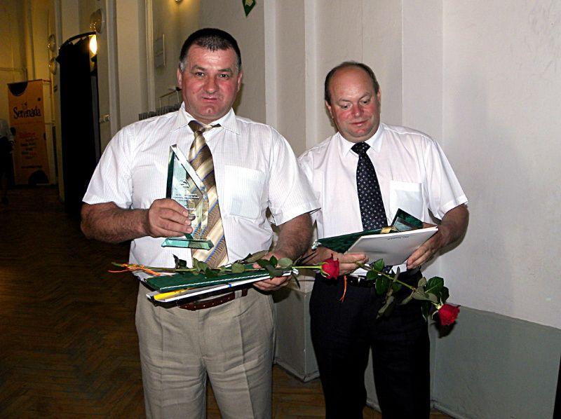 Wśród 16 najlepszych hodowców bydła mlecznego, wyróżnionych przez „Spomlek” kryształowymi statuetkami znalazł się Adam Matysiak (po lewej) i Jerzy Płudowski (po prawej). Fot. PGL - fot. 