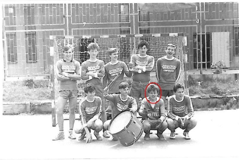 Artur Francuz (na zdjęciu postać zaznaczona kółkiem) z kolegami 
z drużyny sportowej. Na stronie www.tygodniksiedlecki.com publikujemy 
także zdjęcie maturzystów „Mechanika” (klasa A. Francuza) z 1992 roku. - fot. 