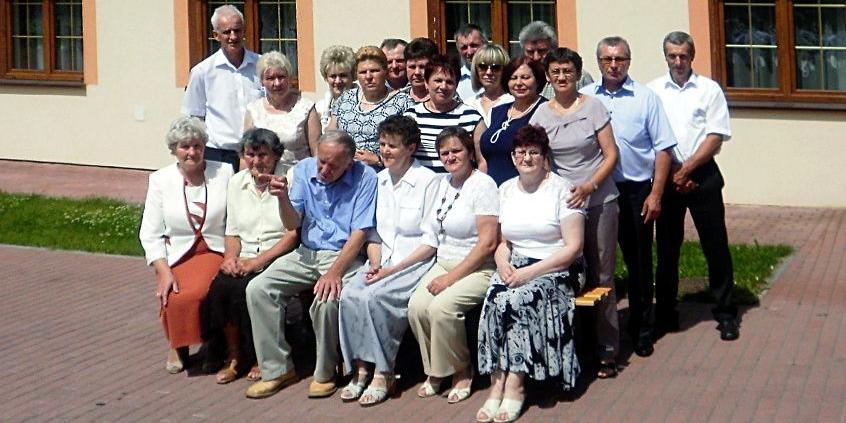 Uczniowie i nauczyciele jednej z klas huszlewskiej podstawówki spotkali się po 40 latach. Fot. Arch. UG w Huszlewie - fot. 