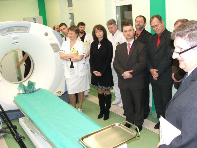 - Dzięki tej pracowni nasz szpital stał się szpitalem kompletnym - mówi dyrektor węgrowskiego szpitala, Artur Skóra (pierwszy z prawej), fot. D. Kuziak - fot. 