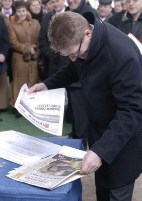 Christian Spichiger, prezes spółki Stadler Polska, kompletuje dokumenty do urny. - fot. 