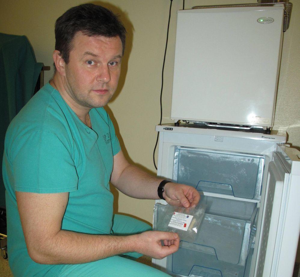 Dr Jacek Stachowiak pokazuje zamrożone kości, które wszczepia się pacjentom. (fot. JJ)  - fot. 