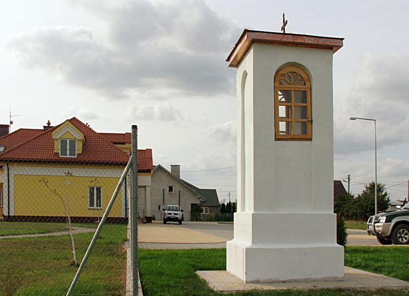 Odrestaurowana kapliczka z przełomu XIX i XX w. stanęła nieopodal nowo wybudowanego przedszkola w Łazach. Fot. PGL - fot. 