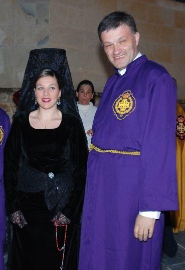 Starosta Grzegorz Woźniak i „płaczka” biorąca udział w procesji 
 - fot. 