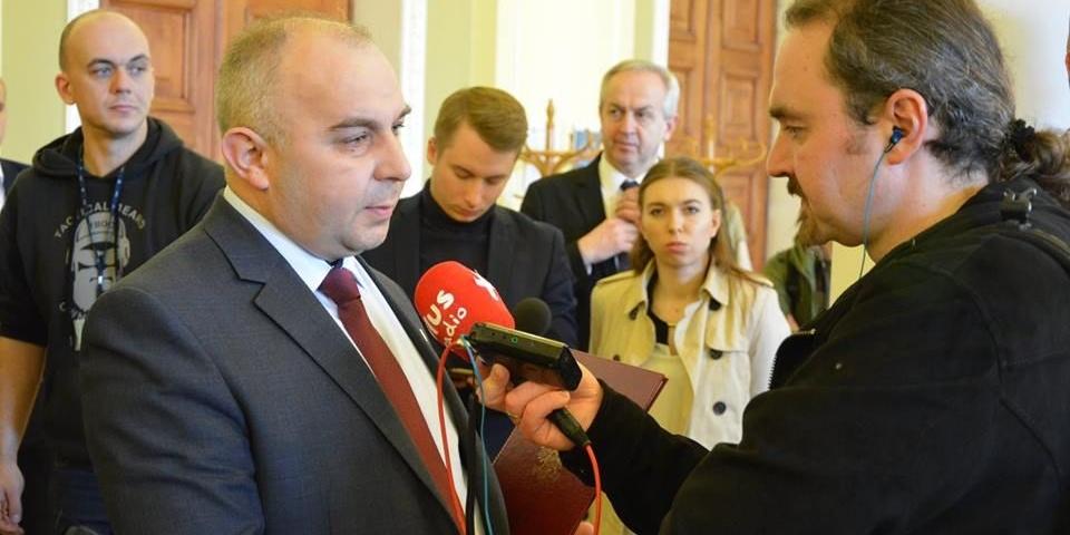 Starosta siedlecki Dariusz Stopa wczoraj po odebraniu promes udzielał wywiadów - fot. Powiat Siedlecki