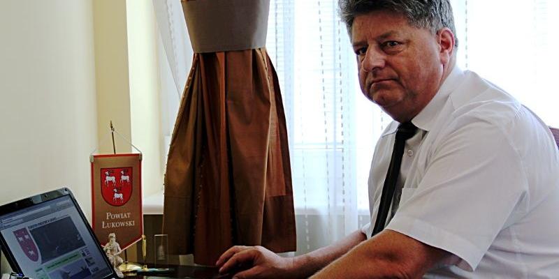 Starosta łukowski, Janusz Kozioł w swoim gabinecie. Fot. Arch. Starostwa Powiatowego w Łukowie - fot. 