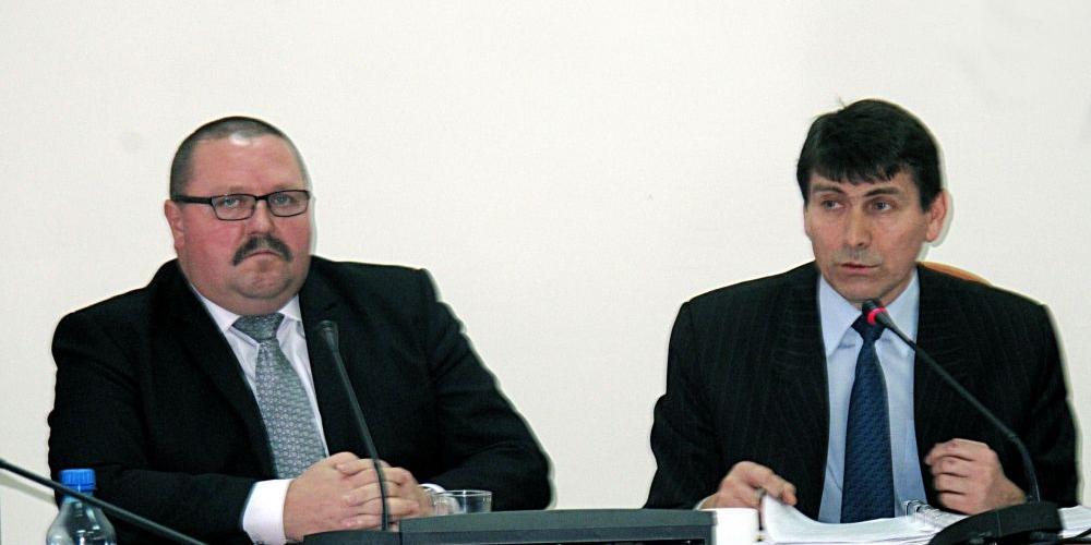 Na sesji Rady Powiatu Sokołowskiego. Od lewej starosta Leszek Iwaniuk i przewodniczący Rady Powiatu - Andrzej Minarczuk. Fot. JP - fot. 