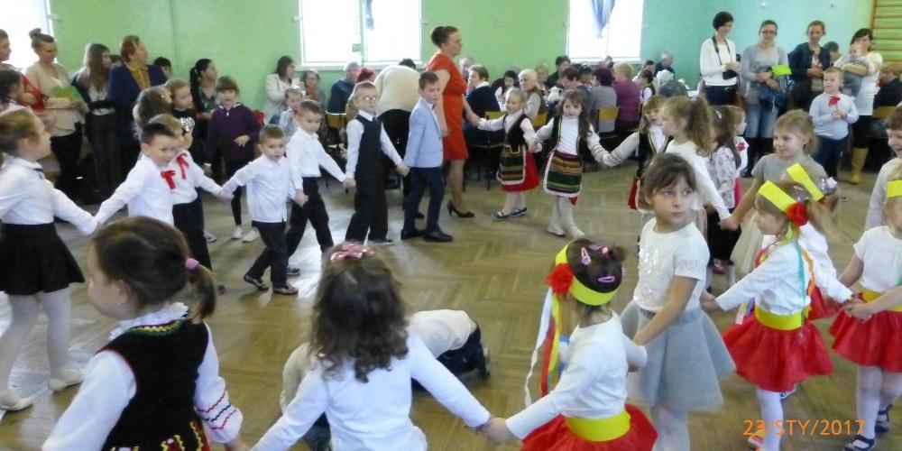 Przedszkolaki ze Sterdyni świętowali Dzień Babi i Dziadka.  - fot. Przedszkole w Sterdyni