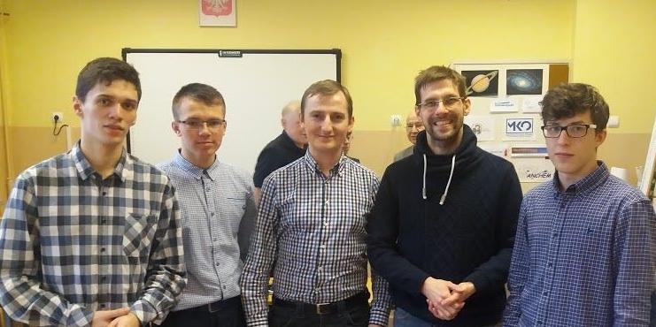 Od lewej: Piotr Onyszczuk, Kamil Florowski, Sławomir Miernicki (nauczyciel fizyki w I LO, założyciel kółka astronomicznego), dr Kamil Złoczewski, Marcin Kopański. Fot. STMA - fot. 