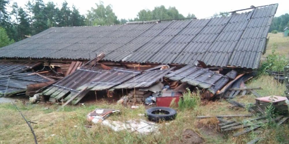 Stodoła w Starych Lipkach Podborzu po nawałnicy. - fot. z.s