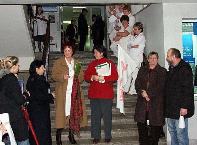 W łukowskim SP ZOZ zastrajkowali członkowie 3 związków zawodowych. Na zdjęciu przewodniczące związków wraz z protestującymi pracownikami. - fot. 
