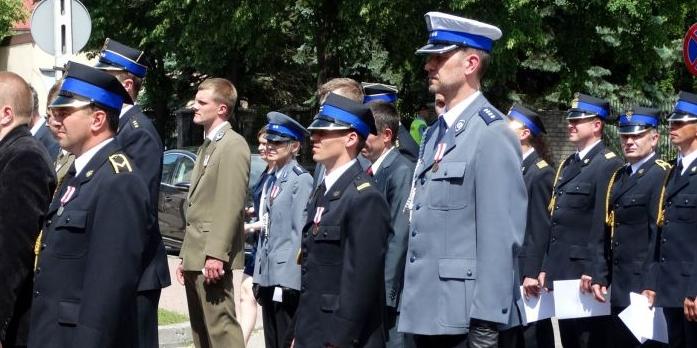 Wyróżnieni funkcjonariusze z węgrowskiej KPP podczas strażackiej uroczystości. Fot. Arch. KPP w Wegrowie - fot. 