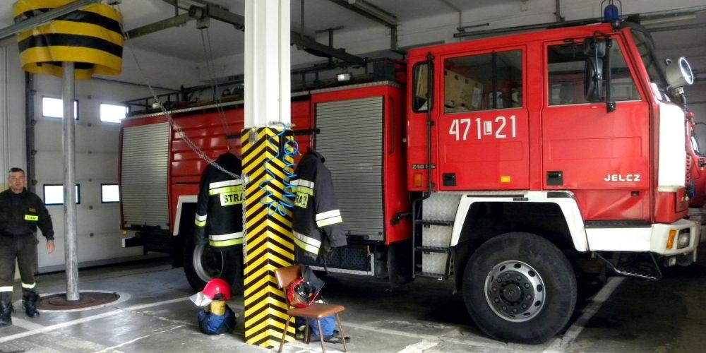 Coś się dzieje na Zimnej Wodzie. Łukowscy strażacy pojechali na akcję. Fot. PGL - fot. 